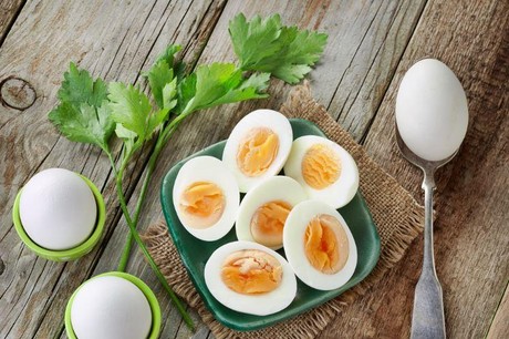 Khi luộc trứng nhớ cho 2 thứ này, đảm bảo trứng thơm ngon lại tự róc vỏ