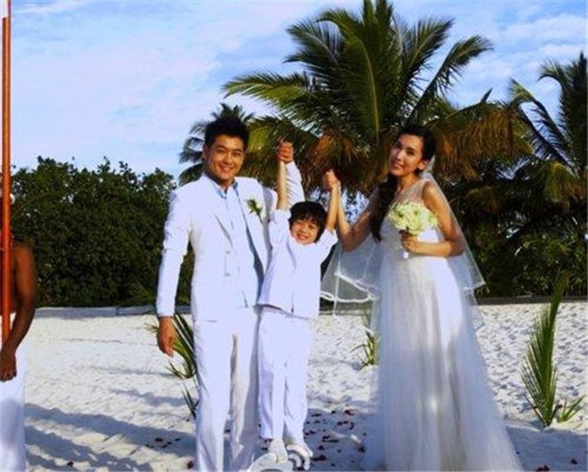 Sau 4 năm chung sống và có con trai Kimi, đám cưới của Lâm Chí Dĩnh và Trần Nhược Nghi mới được tổ chức.