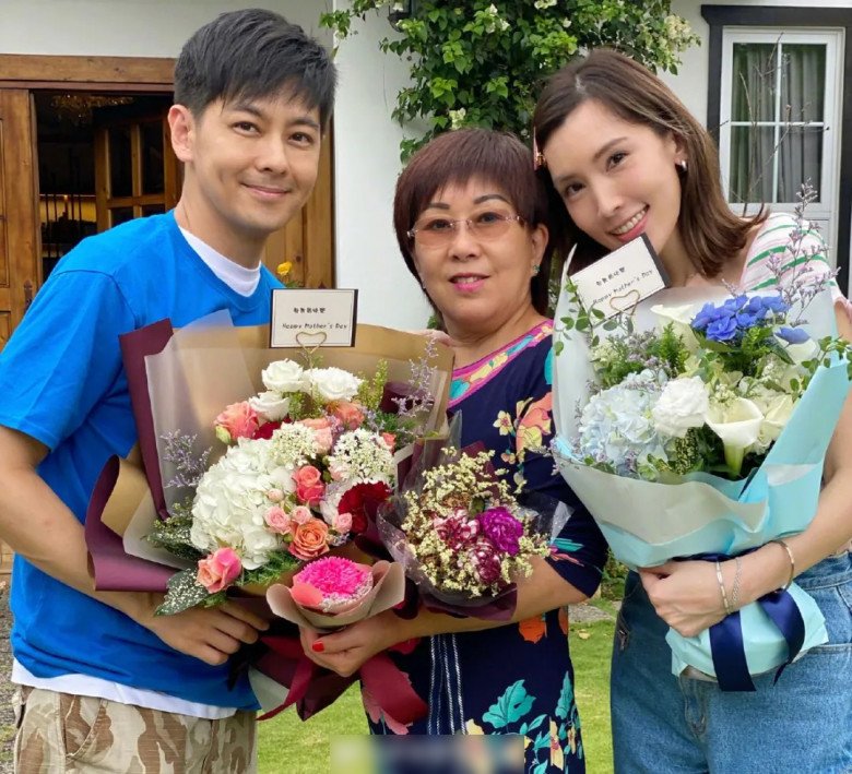 Trần Nhược Nghi bên mẹ chồng. Bà Lâm khá nghiêm khắc với con dâu.