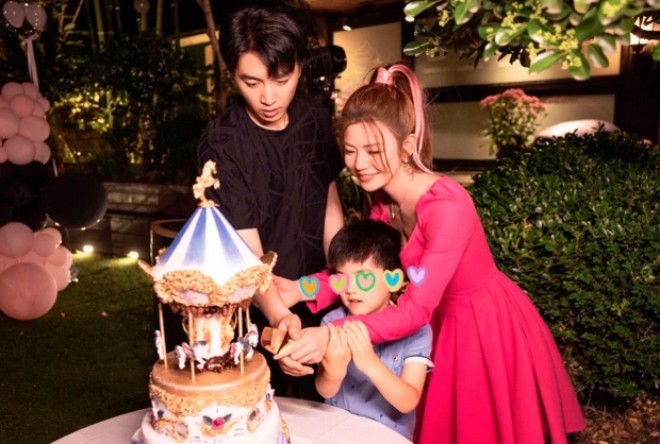 Hình ảnh gia đình hạnh phúc của Trần Nghiên Hy - Trần Hiểu.