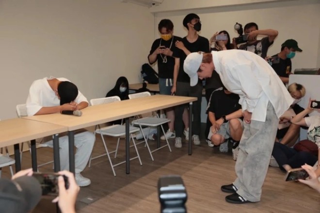 Hình ảnh Viêm Á Luân cúi đầu xin lỗi bạn trai cũ trong buổi họp báo.