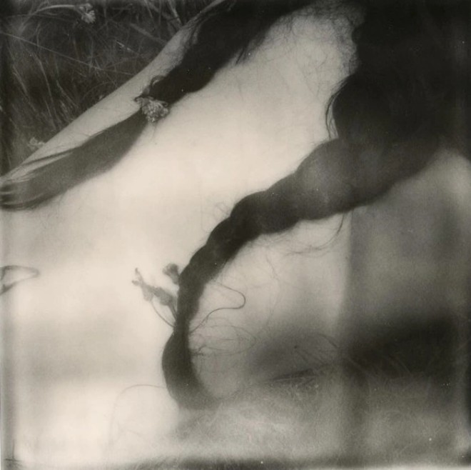 Nhiều người sốc khi thấy cô để lưng trần.