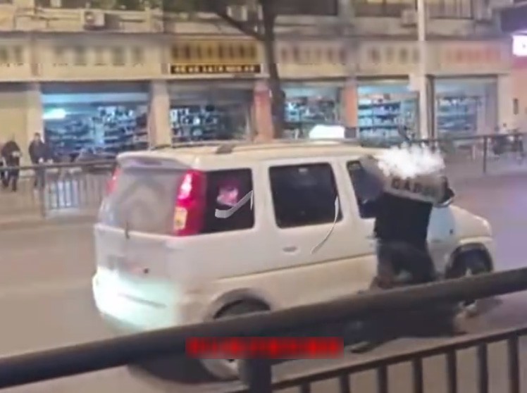 Nhìn thấy cảnh tượng trong ô tô, chồng lao lên đập vỡ cửa kính, bị ô tô kéo đi - 3