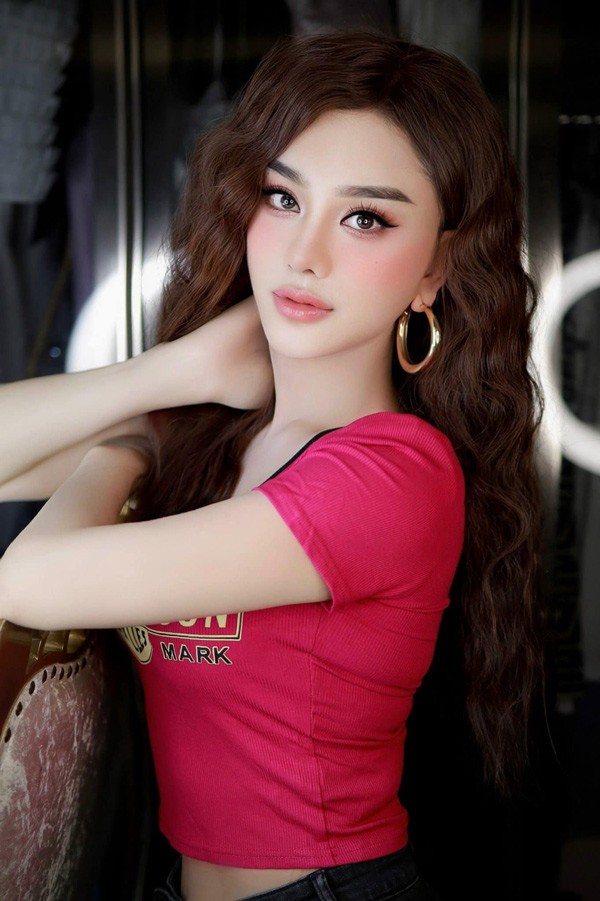 Người đẹp cho biết, cô theo đuổi phong cách của các tỷ tỷ Trung Quốc nên sẽ giữ cho cơ thể mảnh mai và gương mặt thon nhỏ thanh thoát.