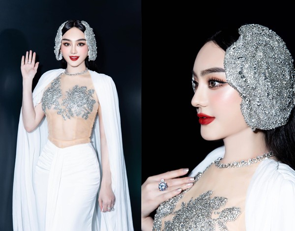 Hình ảnh nữ ca sĩ tham gia sự kiện tại Tp Hồ Chí Minh ngày 15/10 với set đồ sang trọng. Cô cho biết, bản thân lúc này chỉ mới hồi phục khoảng 70%.