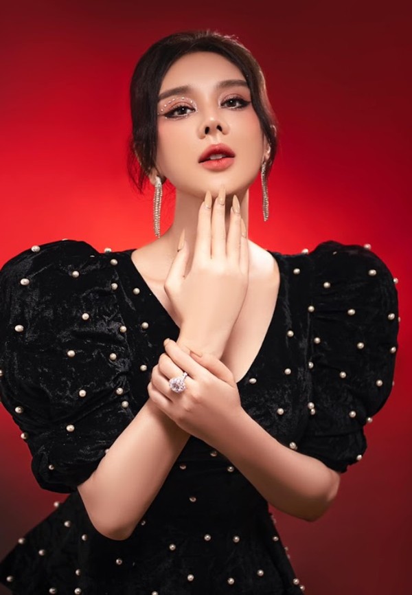 Những hình ảnh mới nhất về nhan sắc của Lâm Khánh Chi thường xuyên được chia sẻ trên trang cá nhân của cô.