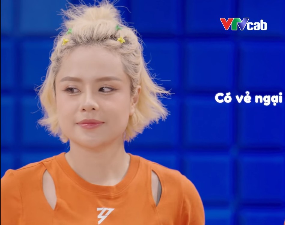 Biểu cảm mang vẻ ngại ngùng của Thái Trinh được ekip khai thác.
