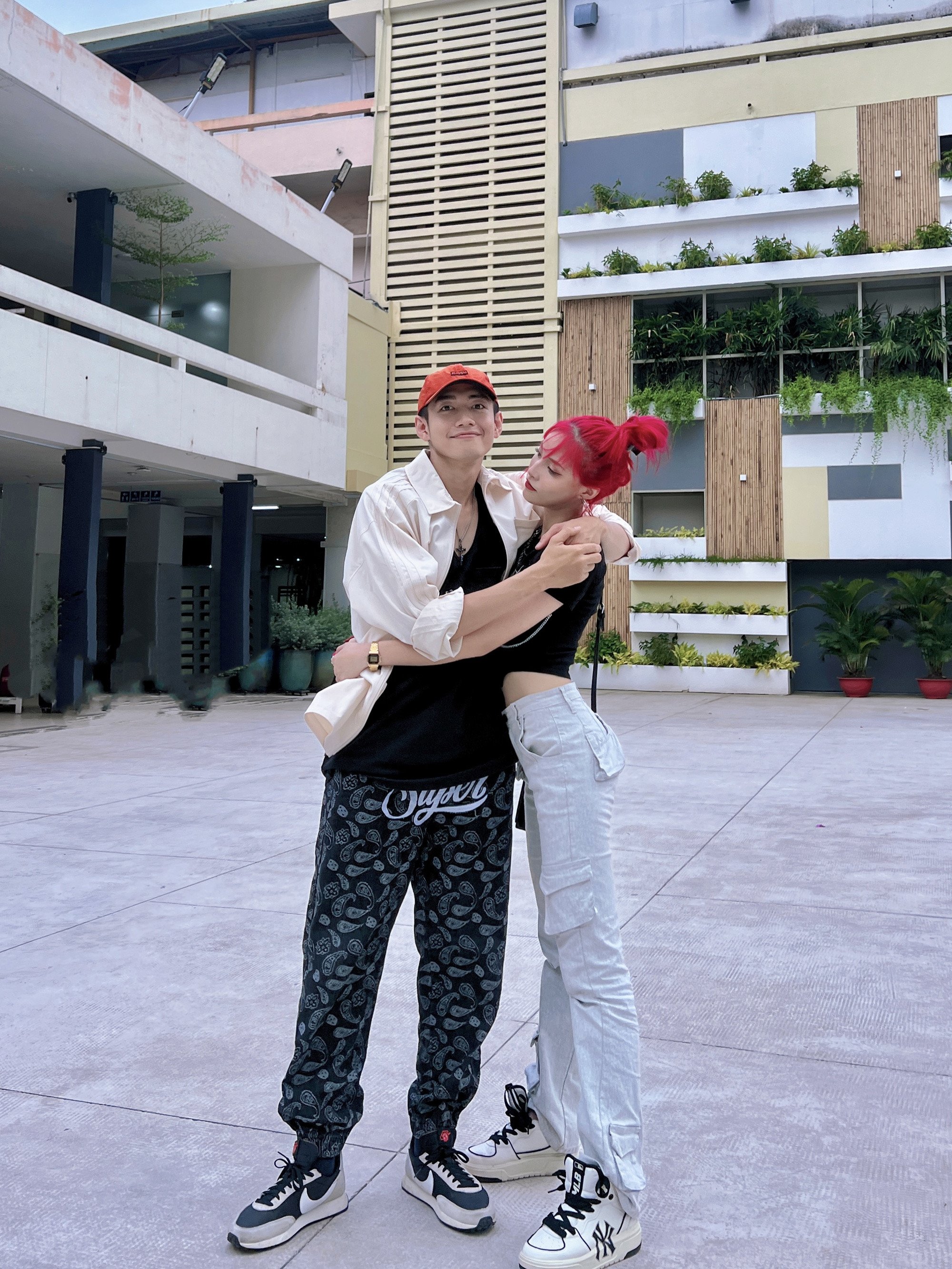 Còn Quang đăng hiện hạnh phúc trong tình yêu với người đẹp Yee Pink đến từ Trung Quốc. Anh cho hay: Tôi và Yee Pink cảm thấy đối phương rất thú vị. Tôi và cô ấy muốn mọi người thấy được mặt mới lạ đáng yêu này.
