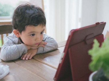 2 tuổi đã nói tiếng Anh như gió, cậu bé đi học bị cô lập, ông bà hối hận vì chăm cháu đích tôn kiểu này