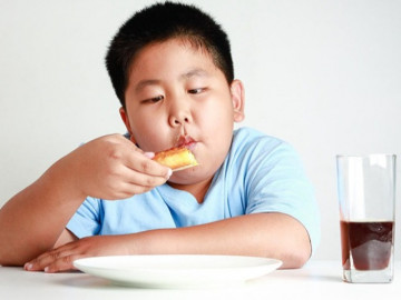 Mẹ nhận ra con mắc bệnh người già nhờ một hành động vô tình này, bác sĩ nhắc đổi ngay cách ăn