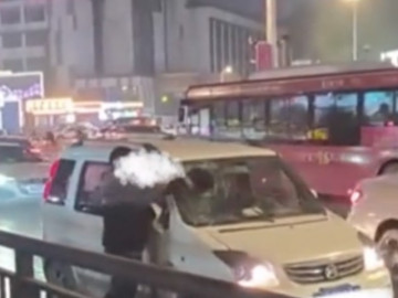 Nhìn thấy cảnh tượng trong ô tô, chồng lao lên đập vỡ cửa kính, bị ô tô kéo đi
