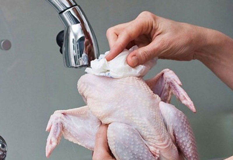 - Cho gà nghỉ khoảng 5 phút rồi xả lại bằng nước lạnh, ngoài tác dụng khiến cho gà sạch hơn thì một phần muối sẽ thấm vào giúp da sau khi luộc sẽ trở nên giòn hơn.
