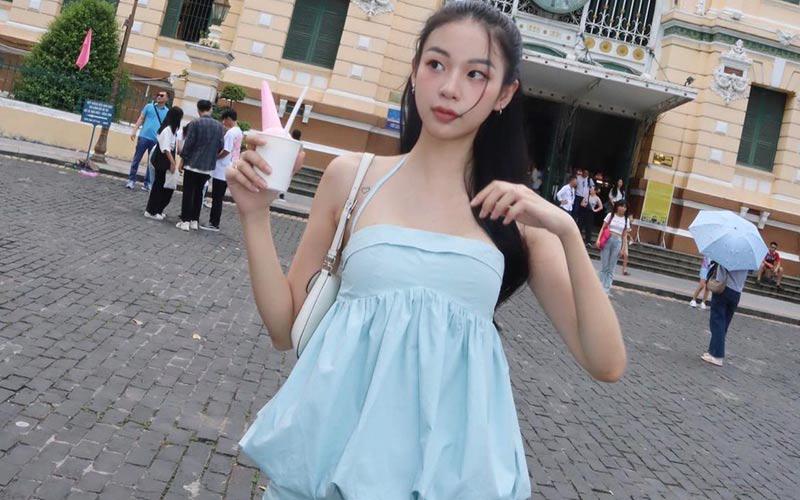 Xuống phố ăn kem thôi mà Phí Phương Anh cũng lên đồ ấn tượng, với mẫu váy xinh xắn và ngọt ngào màu xanh pastel. 
