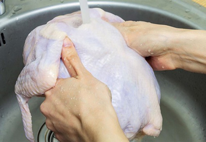 - Để gà không bị hôi mùi lông sau khi luộc, rửa kỹ lại gà kể cả ngoài hàng đã làm thịt sạch sẽ, dùng vài muỗng muối hạt xoa nhẹ nhàng lên thân từ trên xuống dưới.
