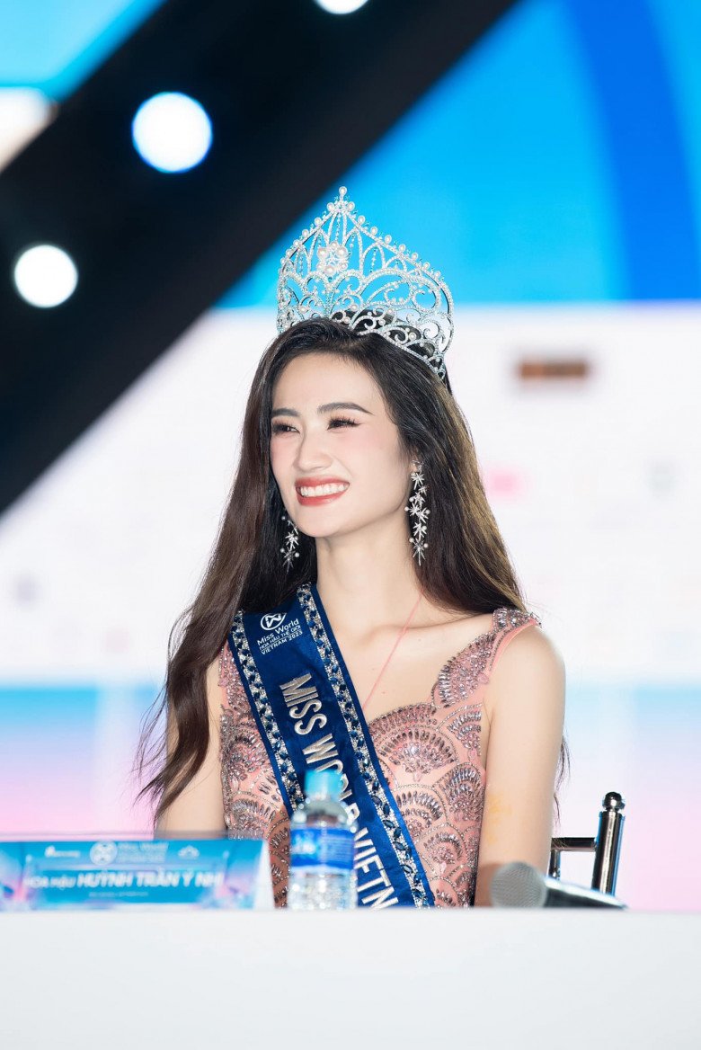 Đọ nhan sắc hội Hoa hậu rời showbiz sang nước ngoài: Diễm Hương - Phạm Hương gây tiếc nuối - 12