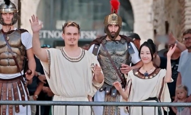 Địch Lệ Nhiệt Ba và Hoàng đế của mình trên cổng thành. 