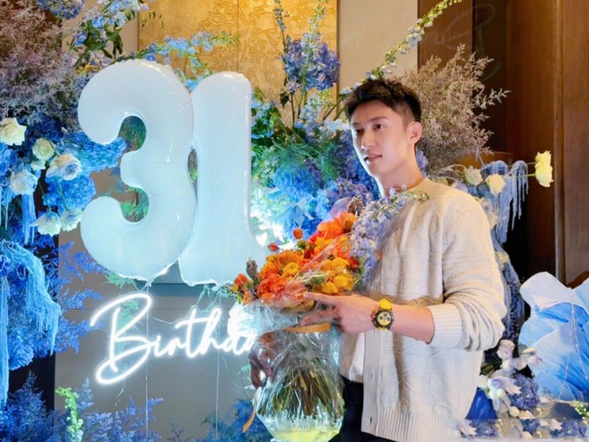 Địch Lệ Nhiệt Ba check in tại cùng thành phố nơi Hoàng Cảnh Du đang có mặt đúng ngày sinh nhật anh.