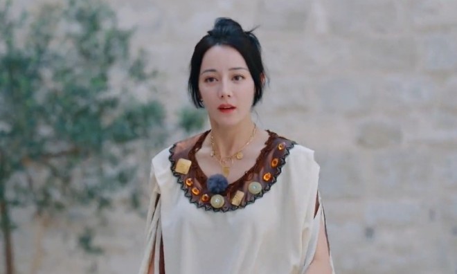 Địch Lệ Nhiệt Ba sau khi hóa trang thành Hoàng hậu.