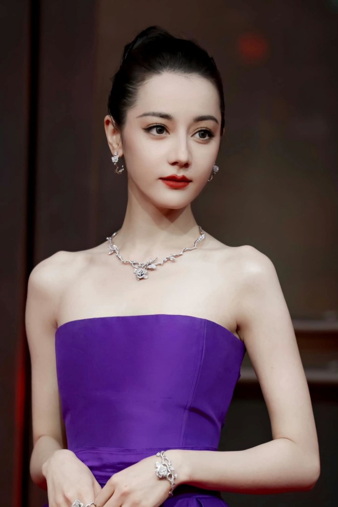 Địch Lệ Nhiệt Ba thực sự sở hữu nhan sắc nổi bật, hút mọi ánh nhìn.