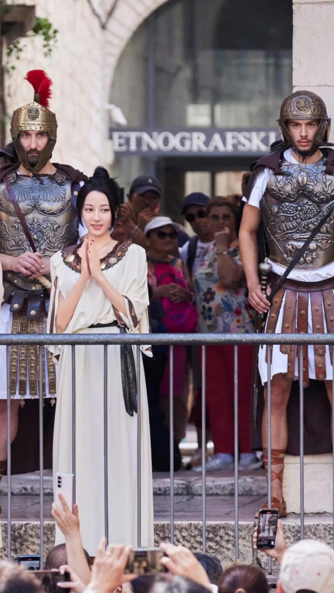 Cô khiến nhiều người nước ngoài chú ý và chụp hình.