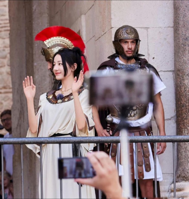 Mỹ nhân Tân Cương vẫy chào mọi người. 