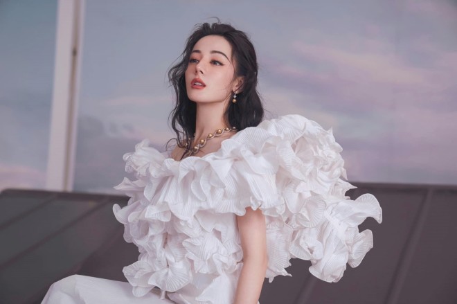 Nhan sắc của Địch Lệ Nhiệt Ba luôn được báo chí ca ngợi.