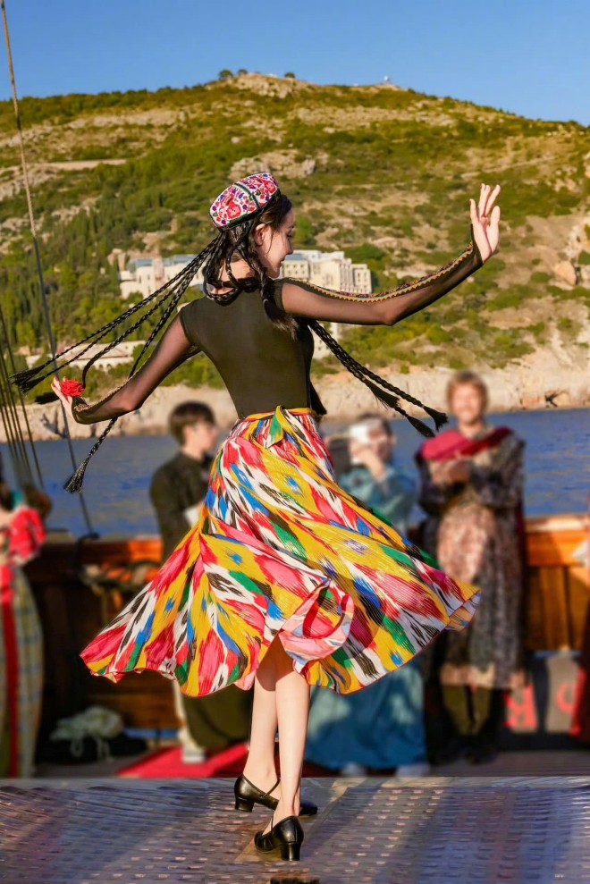 Địch Lệ Nhiệt Ba gây sốt khi thể hiện điệu múa quê nhà.