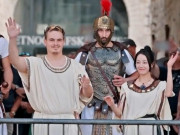 Giải trí - Đẹp như Địch Lệ Nhiệt Ba, lang thang giữa đường phố nước ngoài bất ngờ được mời đóng... Hoàng hậu