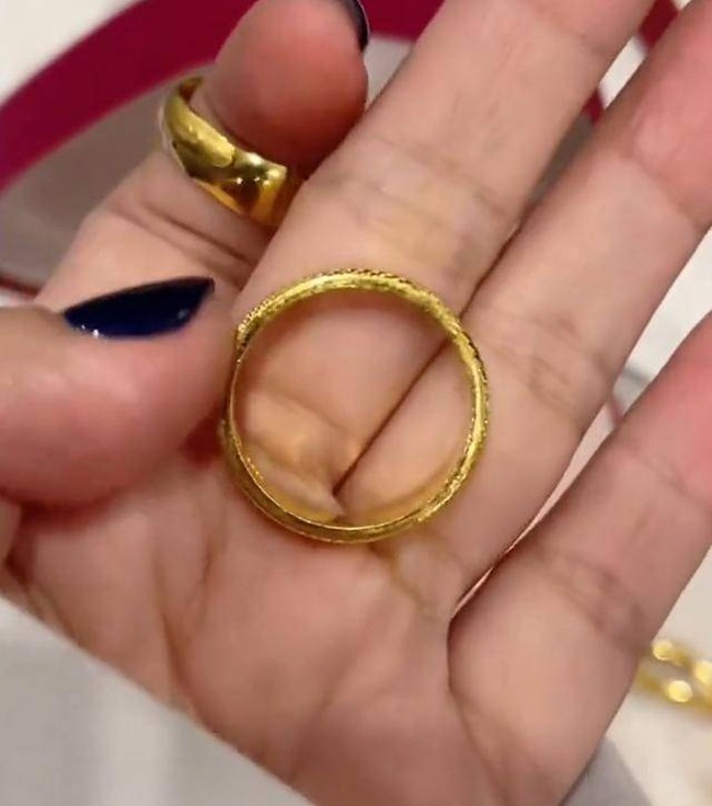 Trong khi đó chiếc nhẫn mẹ chồng trao cho con trai thì cứng cáp hơn hẳn