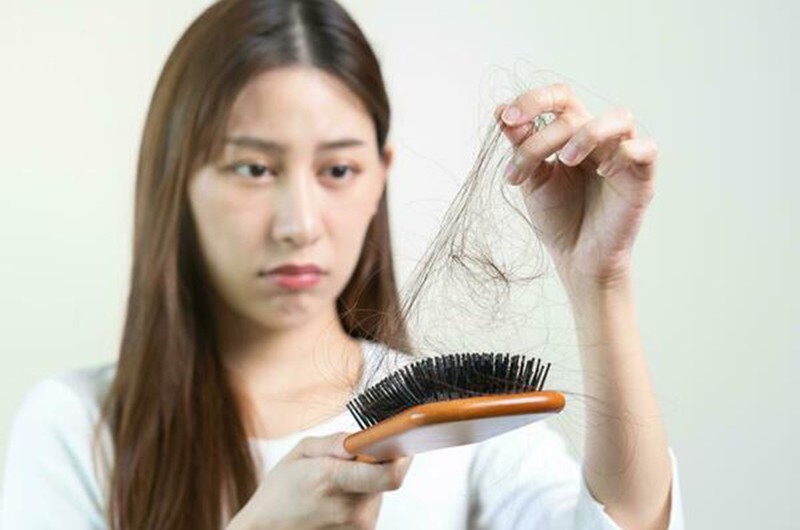 Rụng tóc có thể là hậu quả của việc tiếp xúc với các chất độc độc hại hơn như asen, chì và tali (có trong khói thuốc lá),... thậm chí có thể gây chết người. Vì vậy, đừng xem nhẹ tình trạng rụng tóc mà hãy nhanh chóng đến gặp bác sĩ.
