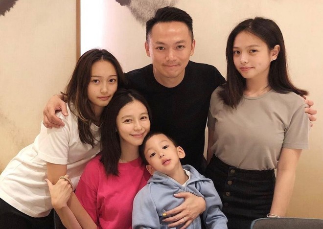 Dù ly hôn nhưng Từ Nhược Tuyên và Lý Vân Phong vẫn cùng nhau chăm sóc quý tử.