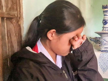 Xót xa hoàn cảnh của nữ sinh "bom hàng" khi mua quần áo cho mẹ vì... nhặt ve chai chưa đủ tiền