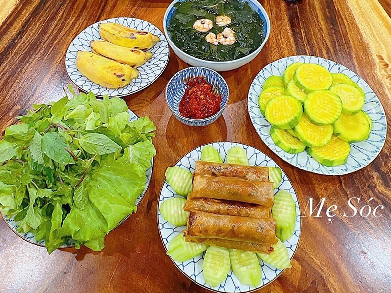 Canh rong biển tôm, chả lụa, bí ngòi luộc.
