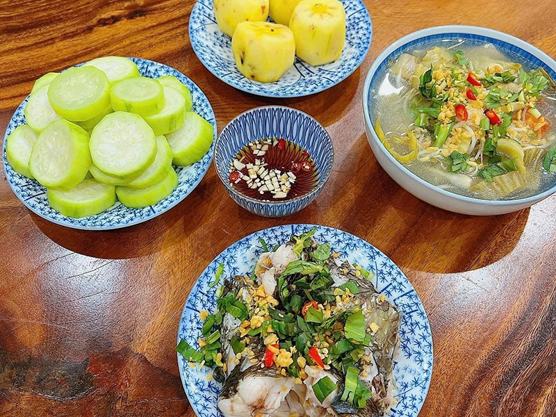 Cá nấu canh chua, bầu luộc.
