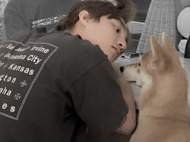 Chiko là chú khách mời hiếm hoi được Sơn Tùng công khai cùng đón sinh nhật. Không những thế, Chiko còn được cùng sếp thổi nến cũng đủ biết tình cảm mà nam ca sĩ dành cho thú cưng rất nhiều.