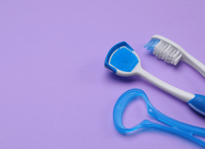 Bàn chải lưỡi silicon giúp trải nghiệm làm sạch mảng bám trên lưỡi dịu nhẹ hơn.