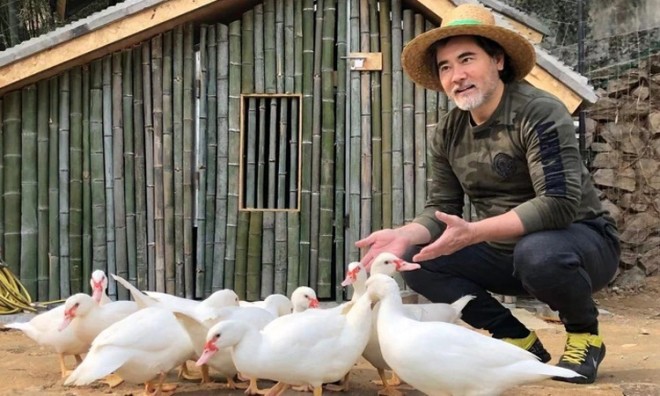 Cuộc sống của ông ở quê nhà rất thoải mái.