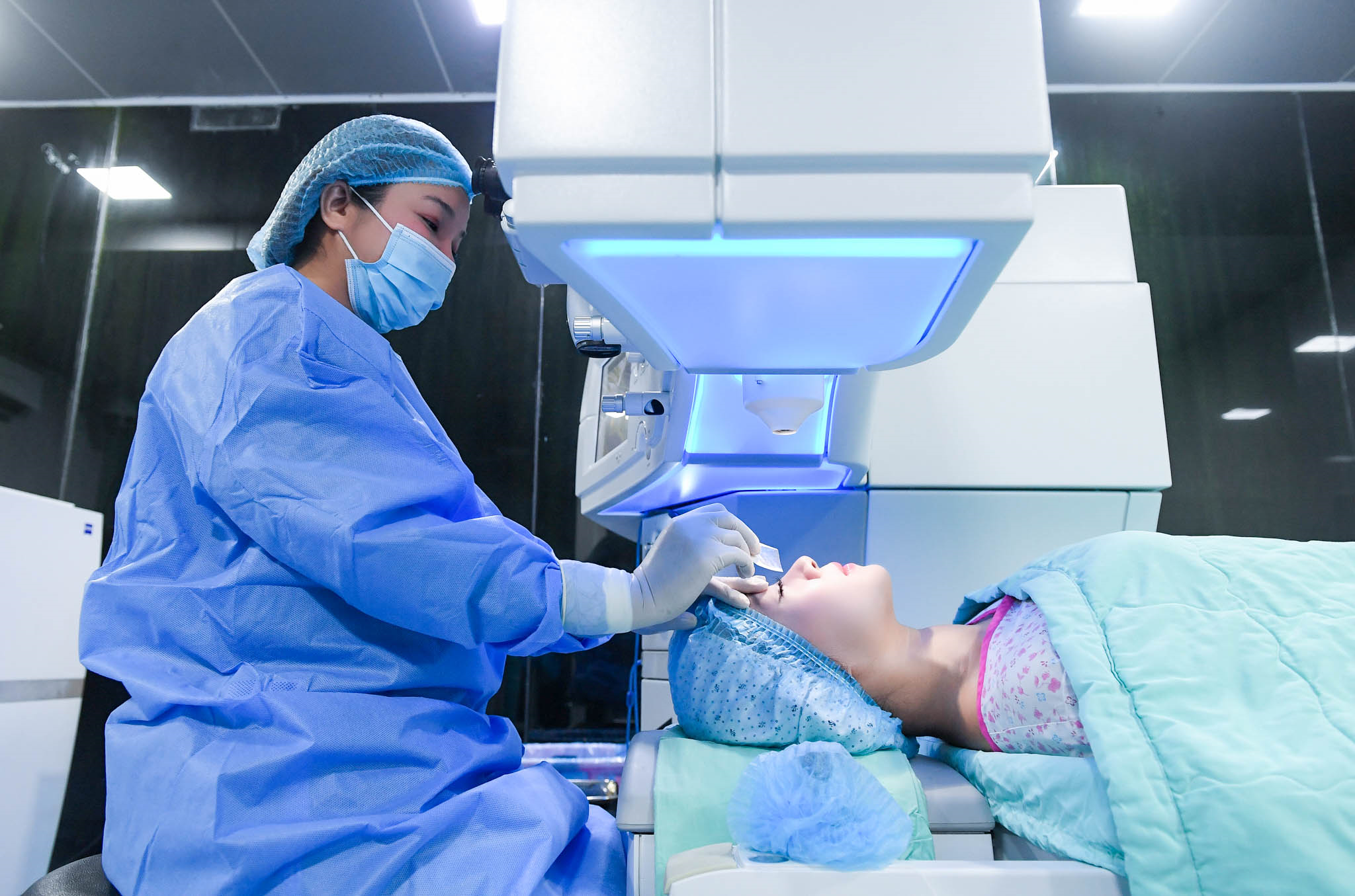 Bác sĩ Hằng trong quá trình phẫu thuật khúc xạ cho bệnh nhân bằng phương pháp hiện đại nhất SMILE pro