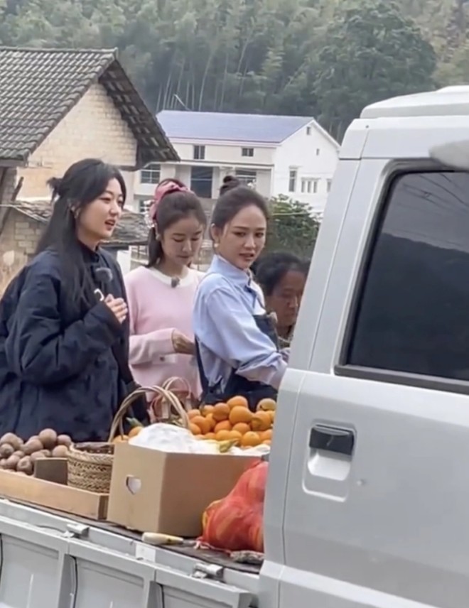 Lâm Tâm Như và Trần Kiều Ân chung khung hình khi tham gia show giải trí cùng nhau.