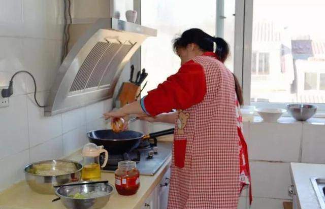 Người phụ nữ bị mẹ chồng và em chồng bắt nạt. (Ảnh minh họa)