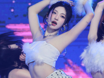 Cô gái Trung Hoa mặt barbie, da Bạch Tuyết nuôi chuột bắp tay gây sốt MXH