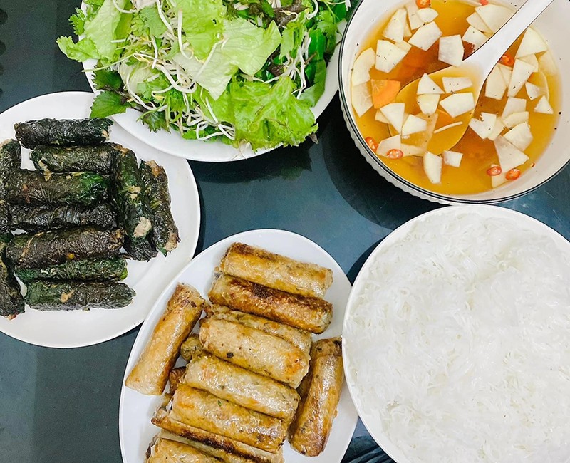 Cùng tham khảo thêm thực đơn nhà chị Quỳnh Trang: Bữa ăn này gồm Bún chả nem.
