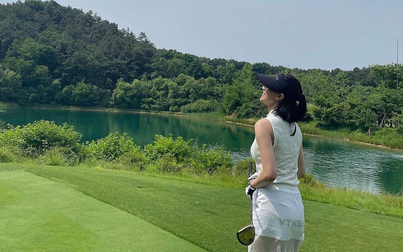 Những khi có thời gian rảnh, Jihyo còn dành hàng giờ đồng hồ ở sân golf để chơi những trận bóng hết sức tập trung cùng hội bạn thân. 
