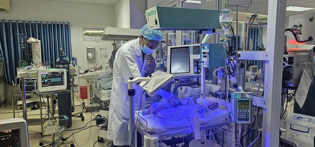 Bác sĩ Toàn kiểm tra tình trạng sức khỏe của bệnh nhi