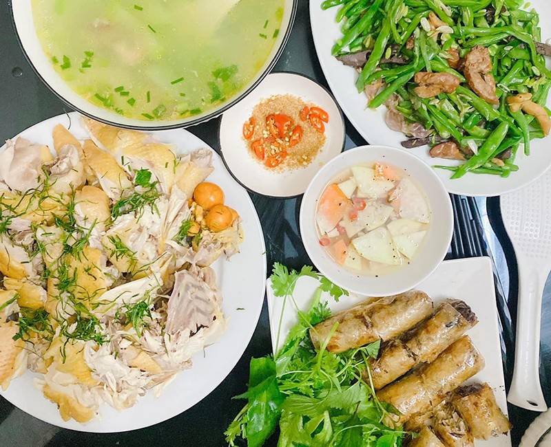 Gà ri luộc - Đậu đỗ xào lòng mề - Nem rán - Canh bí nấu.
