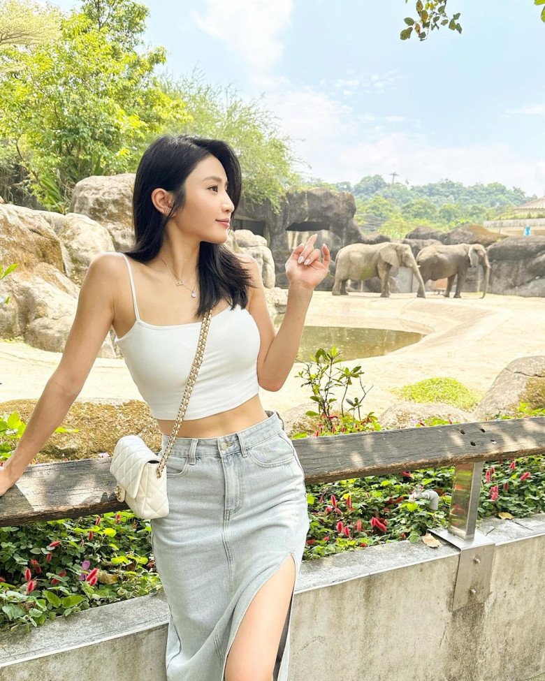 Bà mẹ một con xinh đẹp, duyên dáng.