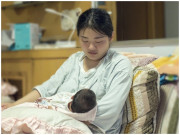 Bà bầu - Về nhà thăm em dâu mới sinh thấy cảnh tượng bất bình, chị chồng nói ngay với mẹ khiến bà đỏ mặt