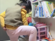Làm mẹ - Con gái đang làm bài tập trong phòng bỗng hét lớn, người mẹ lén kiểm tra thấy cảnh tượng mới ngã ngửa