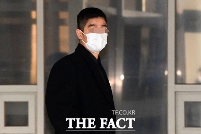 Bạn trai tin đồn của Yoo Ah In cũng có mặt tại tòa.