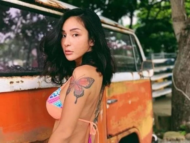 Nhưng nữ diễn viên chẳng mấy quan tâm đến lời chia sẻ của bạn trai cũ. 